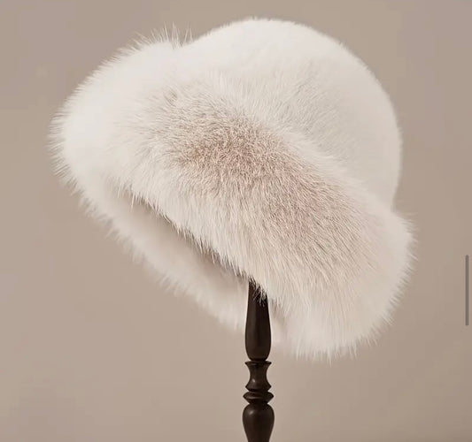 Toque ANASATSIA blanche en fausse fourrure
