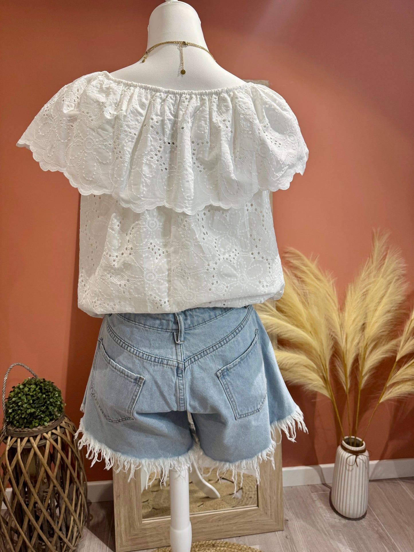BLOUSE "ROMANCE"BLANCHE BRODE EPAULES DENUDEES