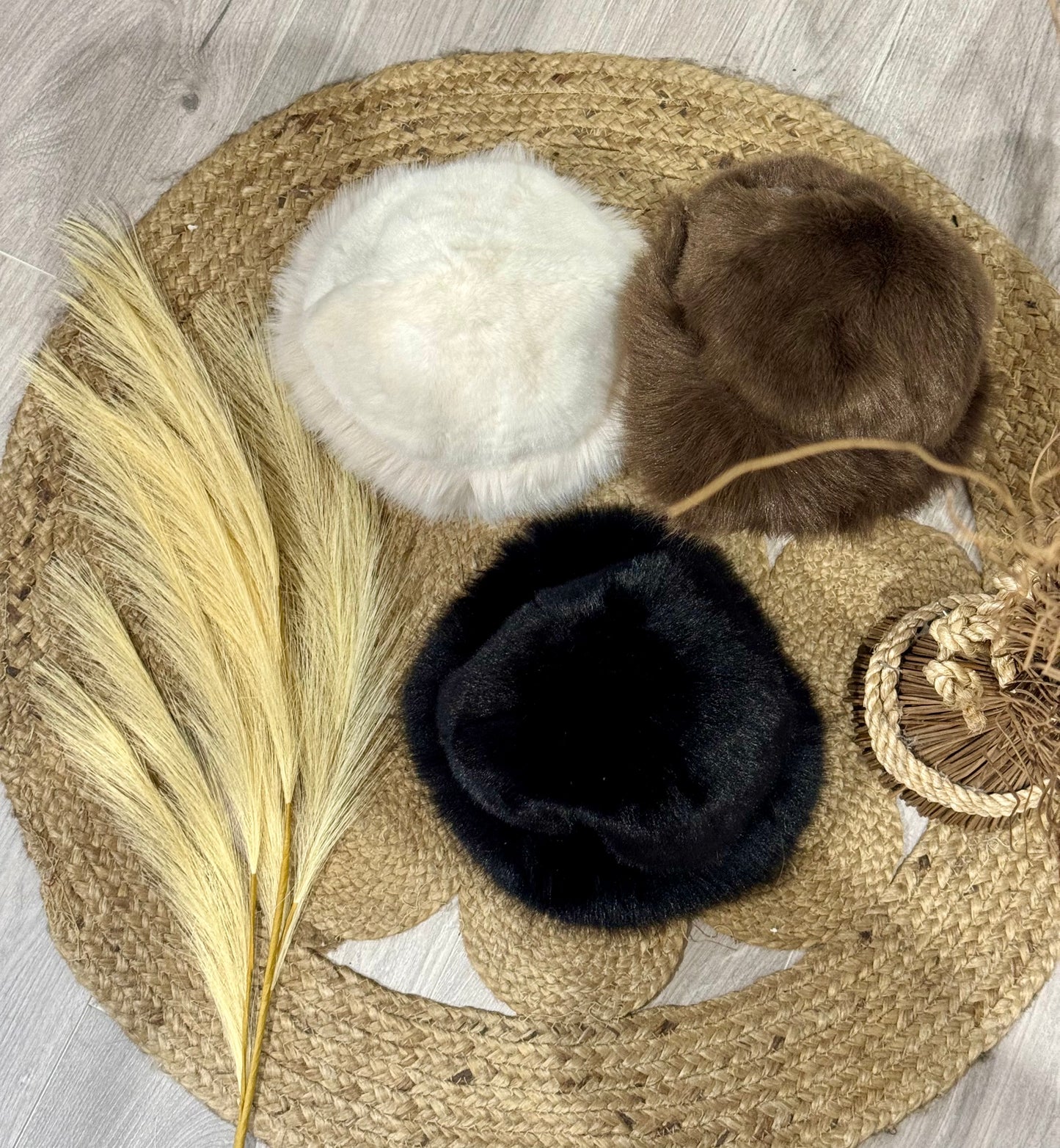 Toque ANASATSIA blanche en fausse fourrure