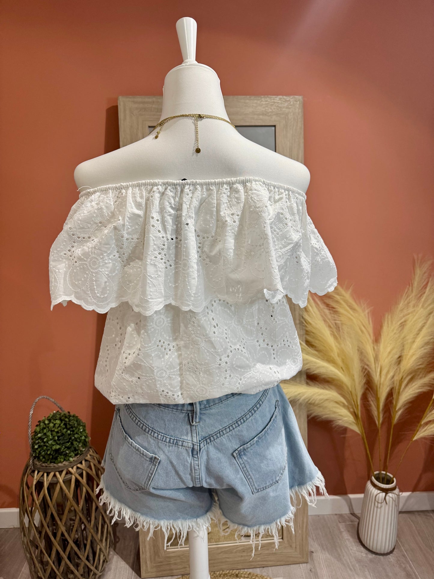 BLOUSE "ROMANCE"BLANCHE BRODE EPAULES DENUDEES