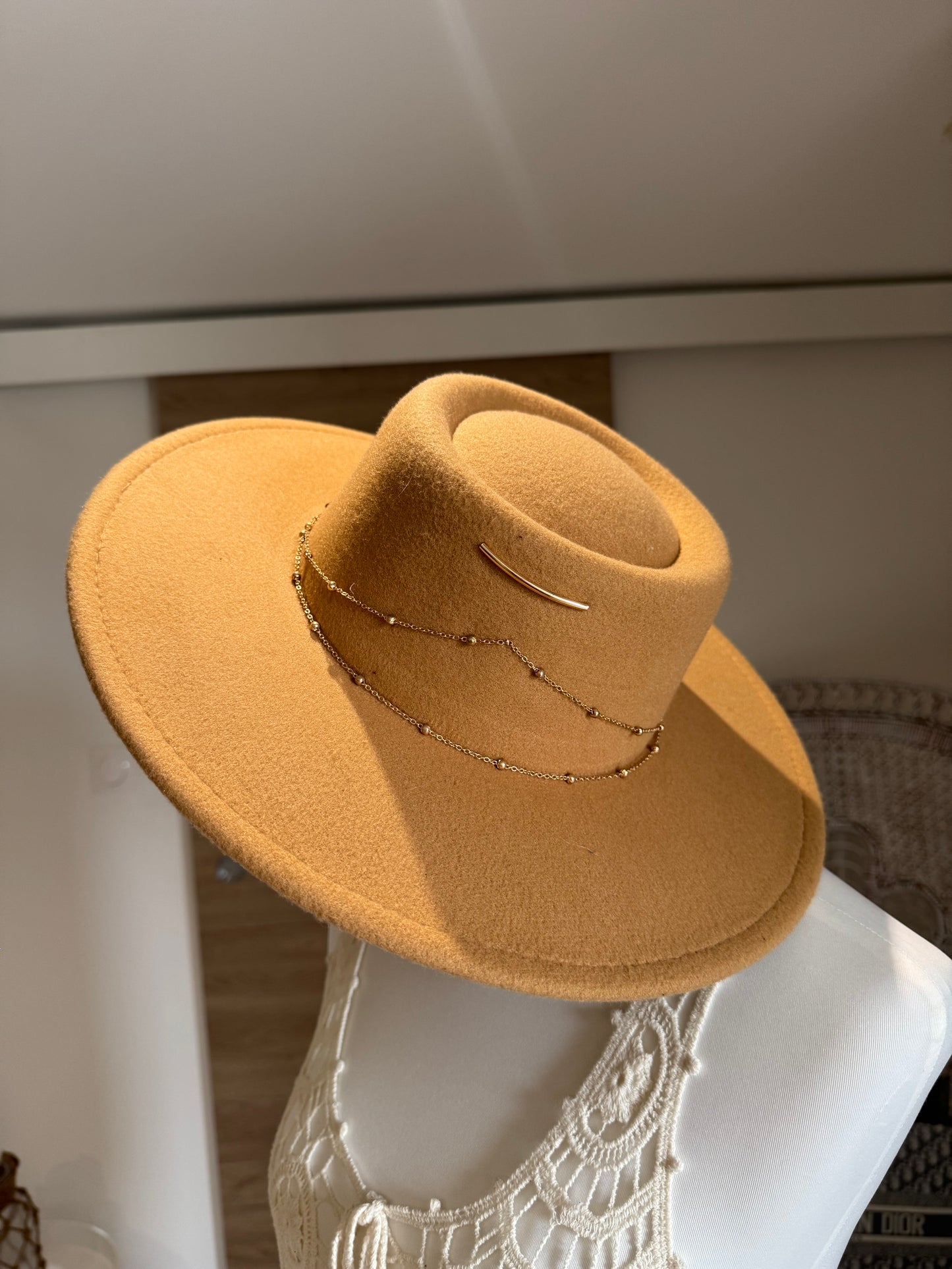 CHAPEAU REGLABLE COULEUR CAMEL "DUNE"