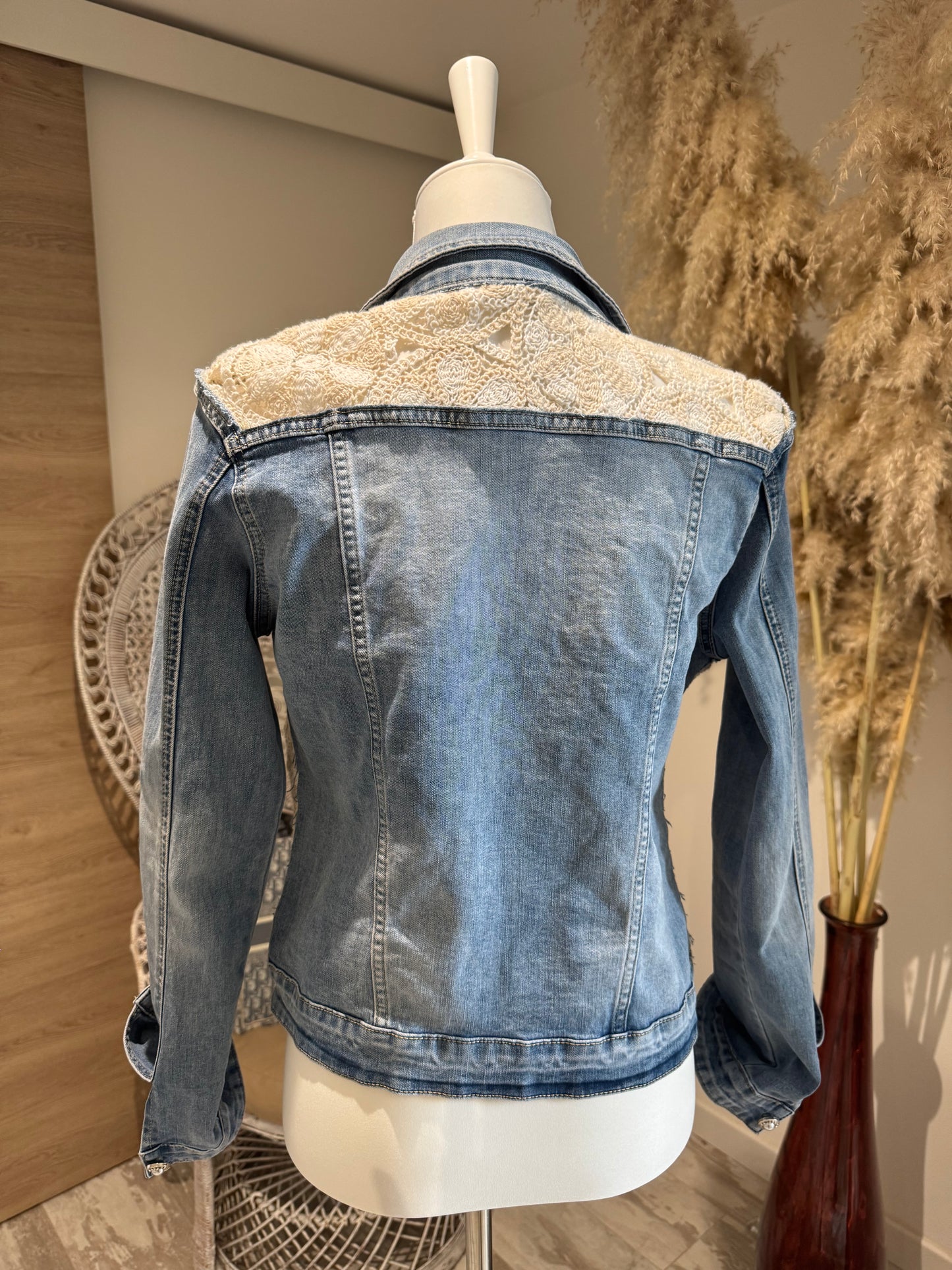 VESTE « GLAM » EN JEAN ET DÉTELLE