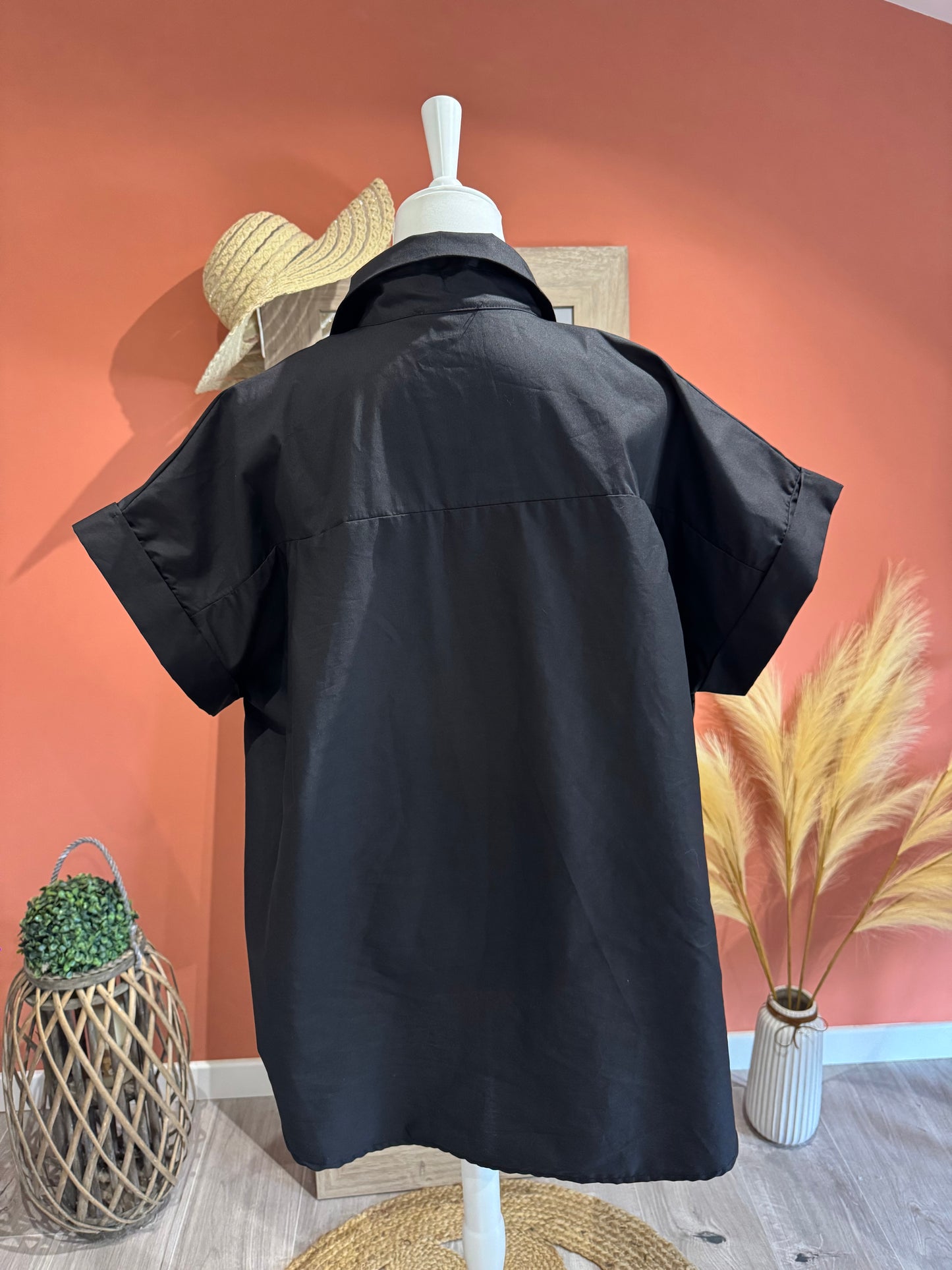 CHEMISE NOIRE OVERSIZE "MAJOLI"MANCHES COURTES ET BROCHE ETOILE DE MER