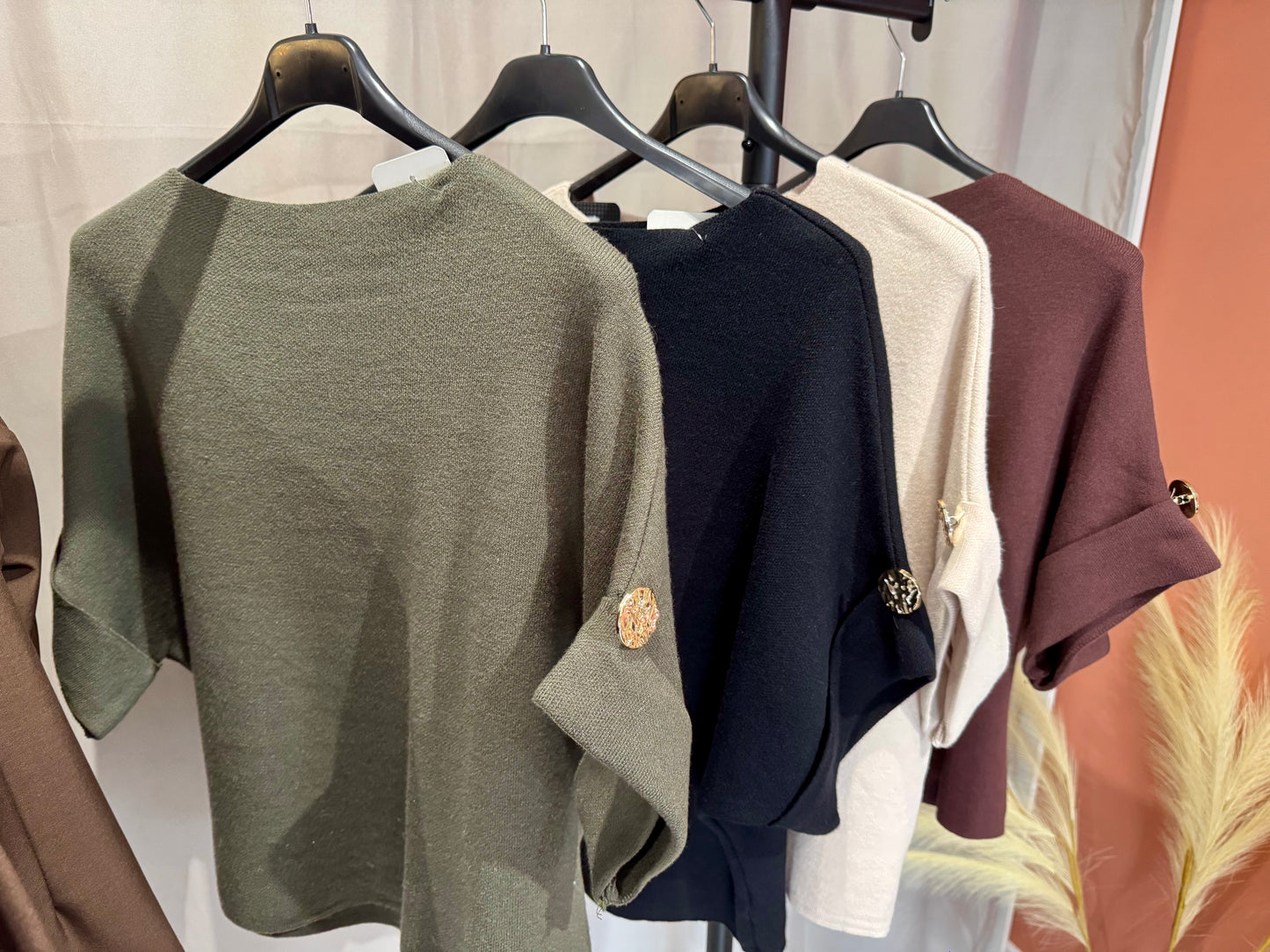 PULL BOUTON MARTELÉ NOIR