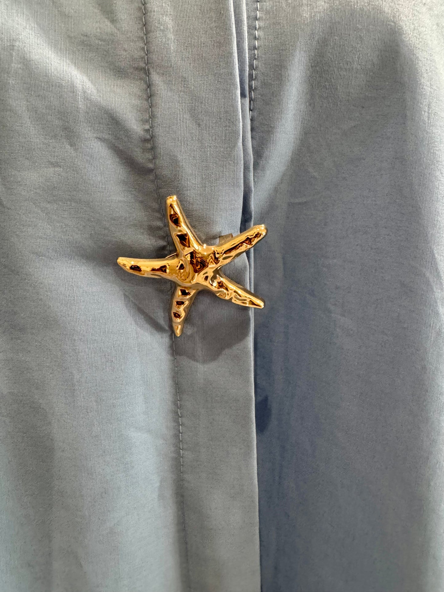 CHEMISE BLEUE OVERSIZE « MAJOLI » MANCHES COURTES ET BROCHES ÉTOILE DE MER