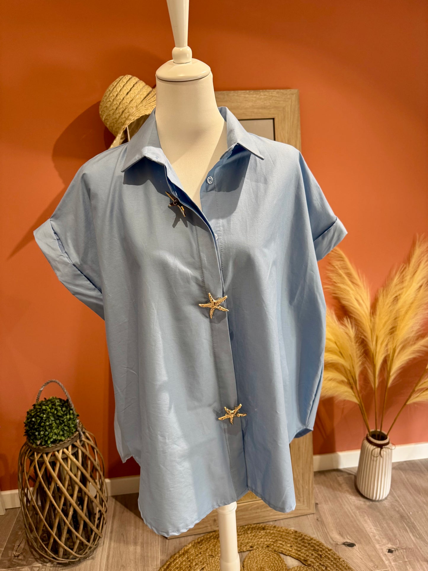 CHEMISE BLEUE OVERSIZE « MAJOLI » MANCHES COURTES ET BROCHES ÉTOILE DE MER