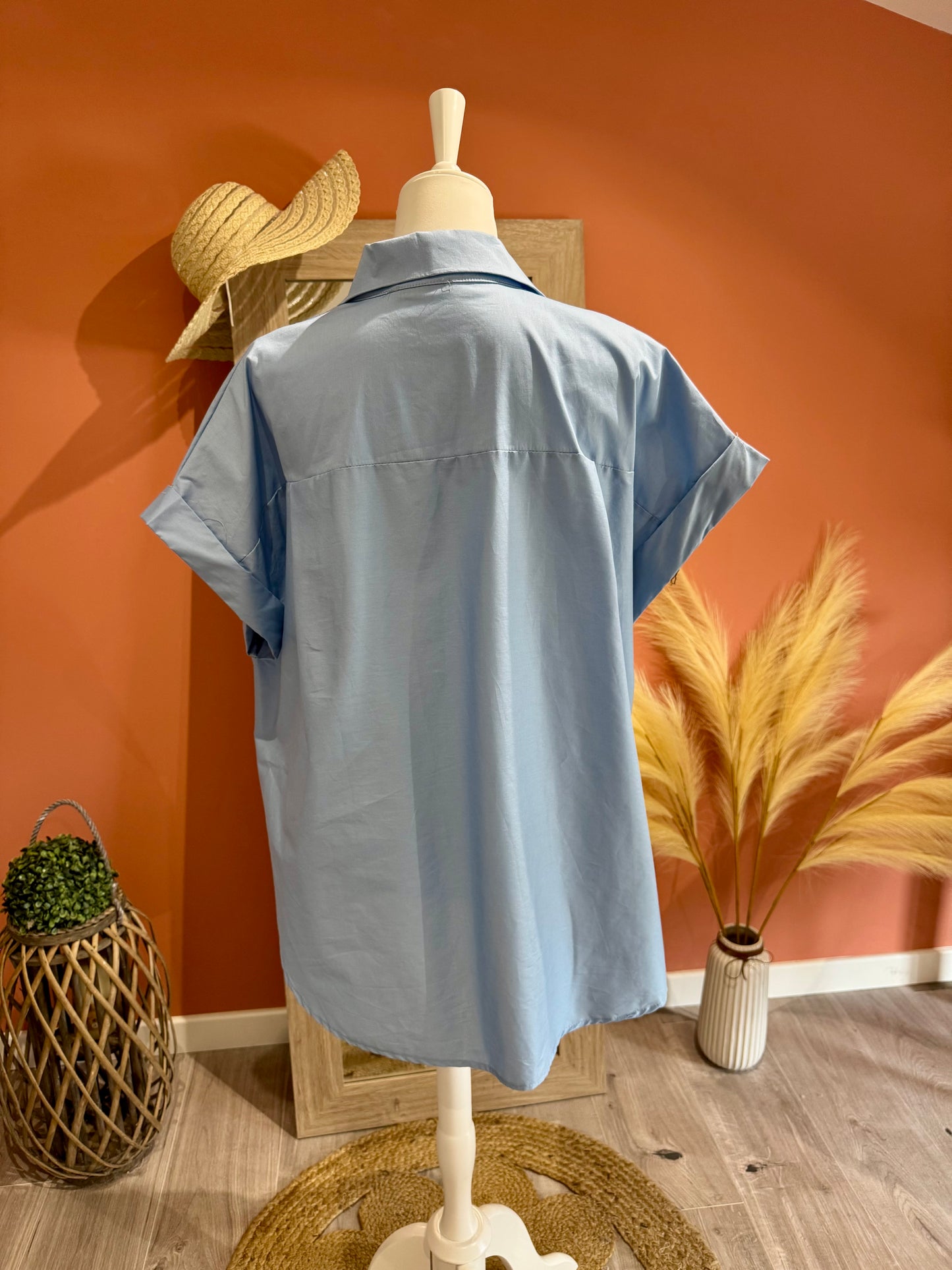 CHEMISE BLEUE OVERSIZE « MAJOLI » MANCHES COURTES ET BROCHES ÉTOILE DE MER