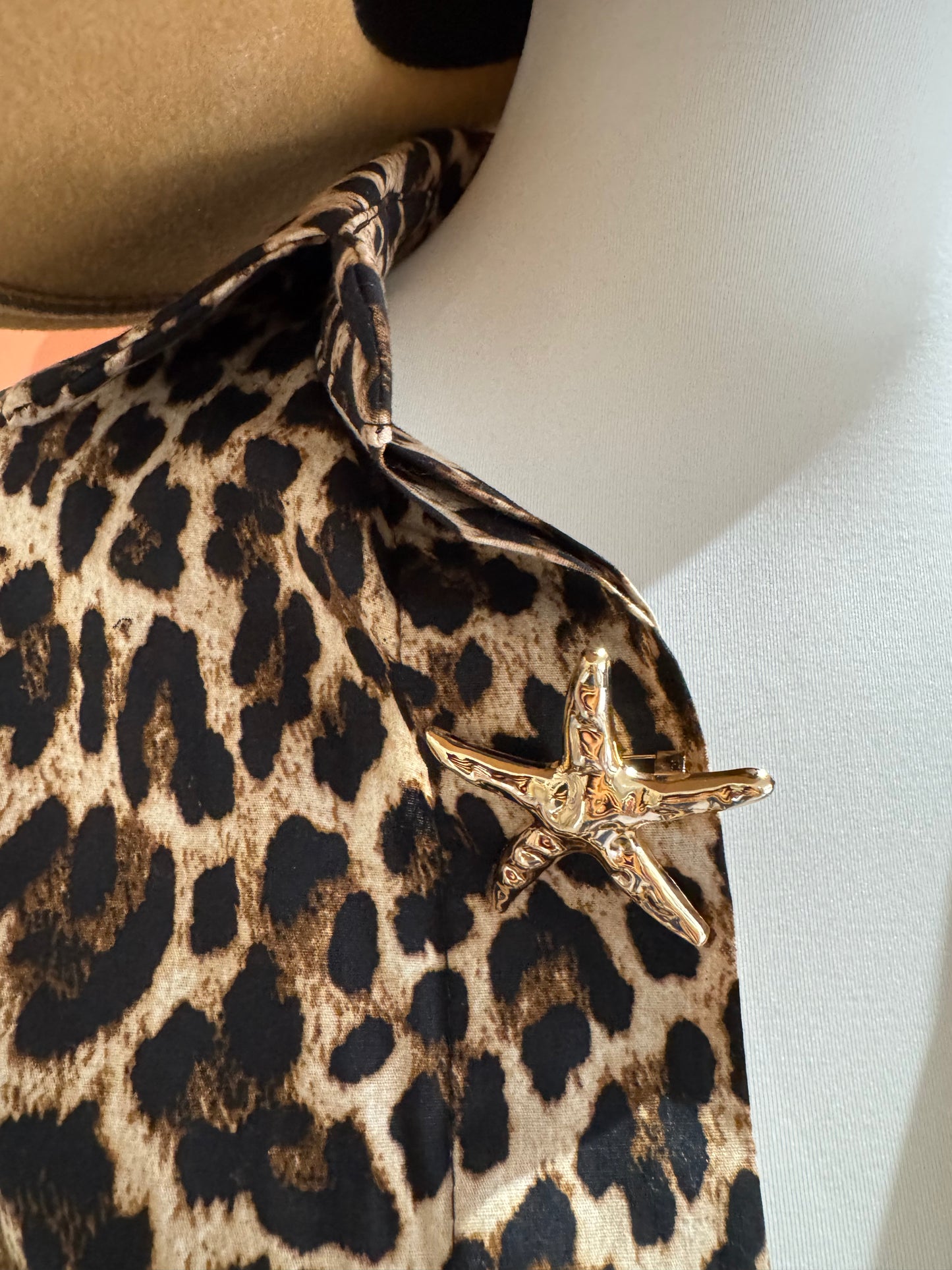 CHEMISE OVERSIZE LEOPARD "MAJOLI" MANCHES COURTES ET BROCHES ETOILES DE MER