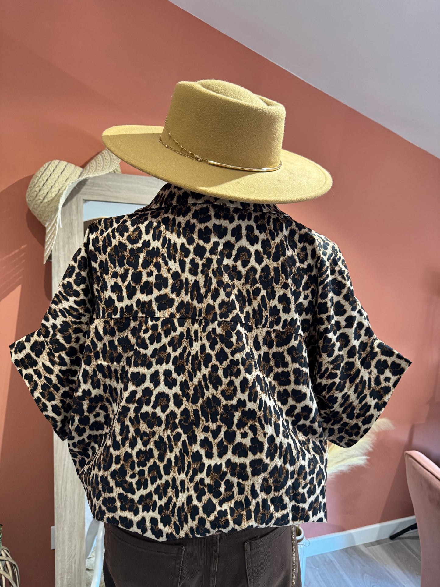 CHEMISE OVERSIZE LEOPARD "MAJOLI" MANCHES COURTES ET BROCHES ETOILES DE MER