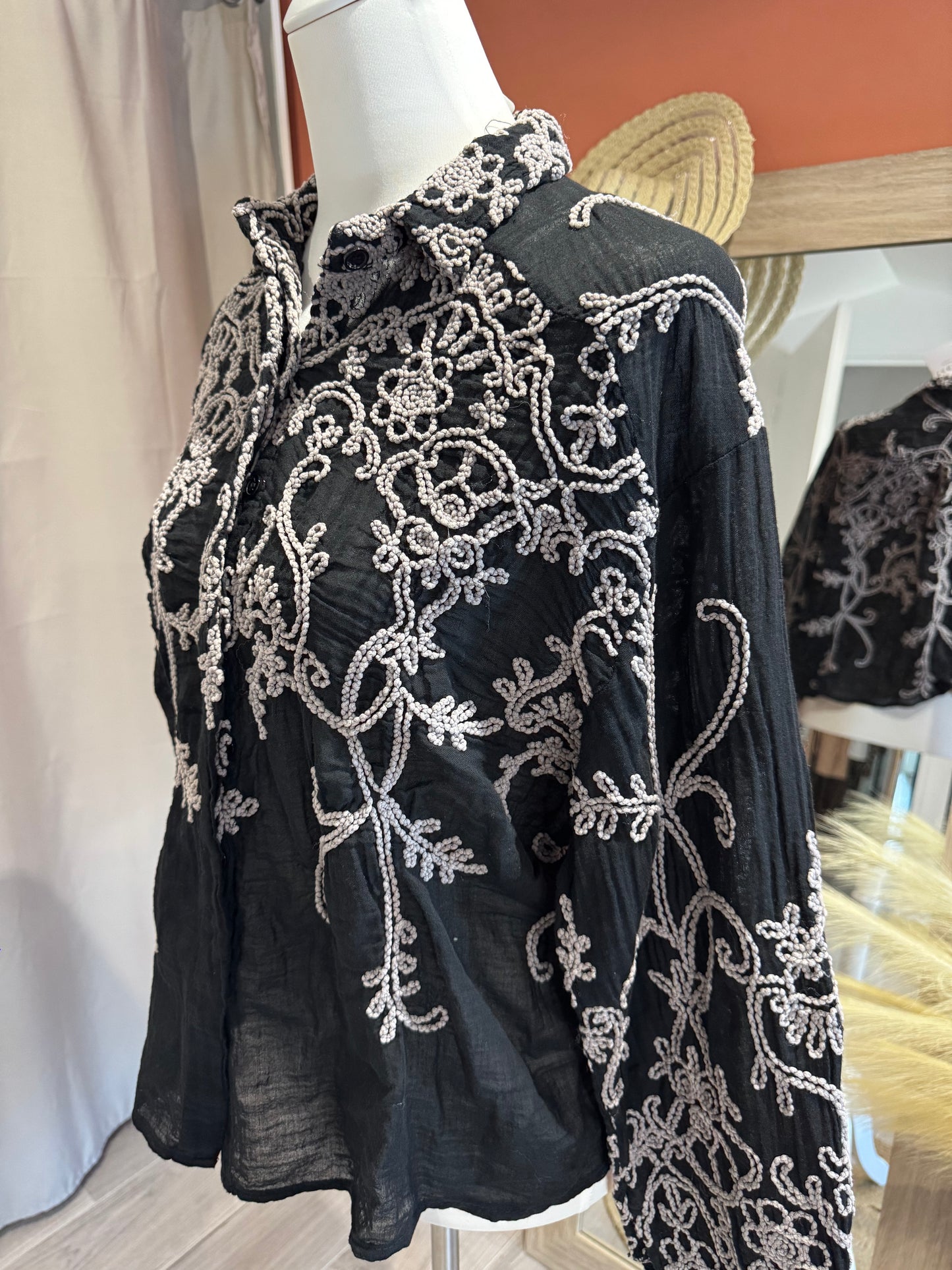 CHEMISE NOIRE SANDY A BRODERIES