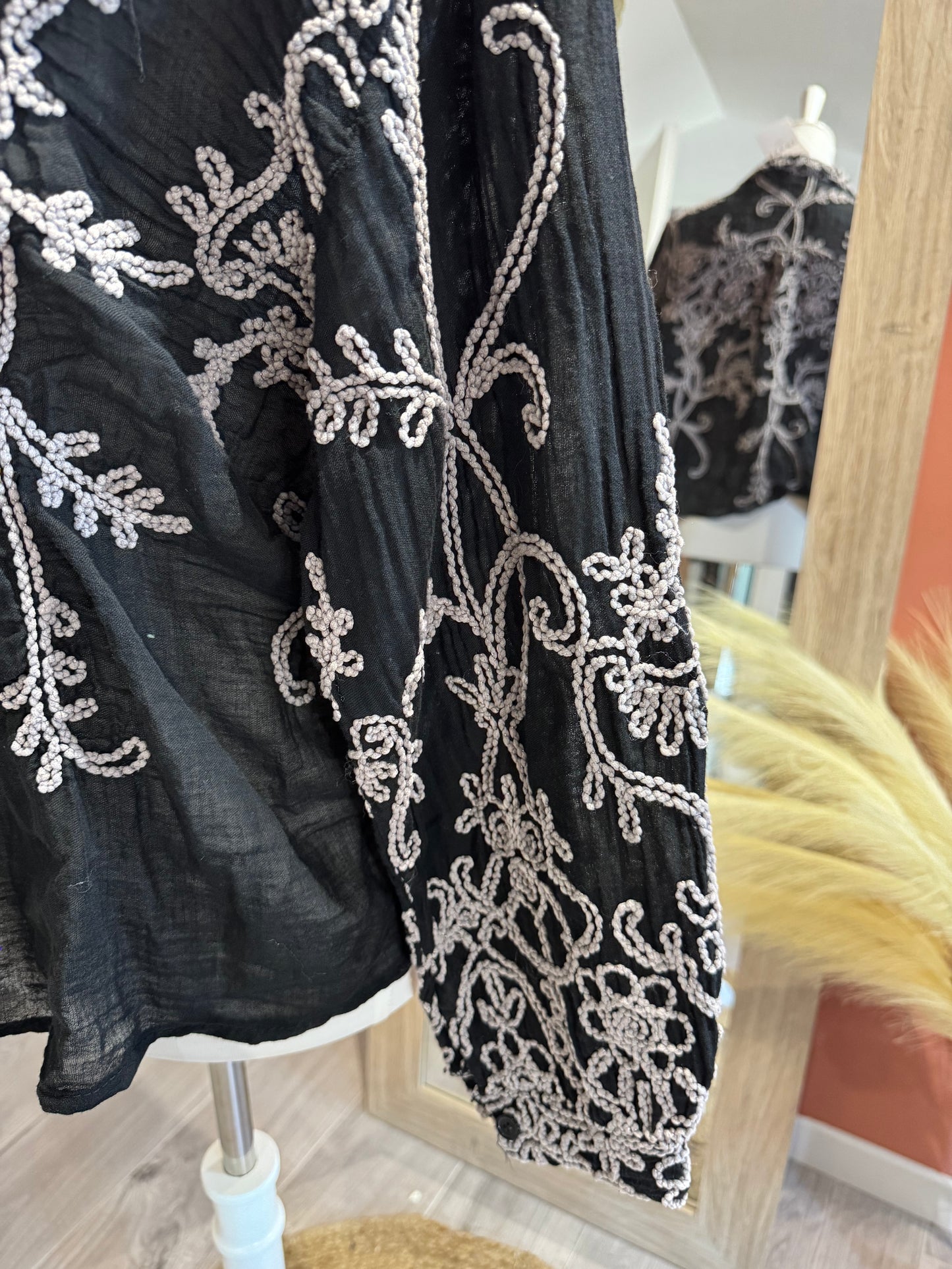 CHEMISE NOIRE SANDY A BRODERIES
