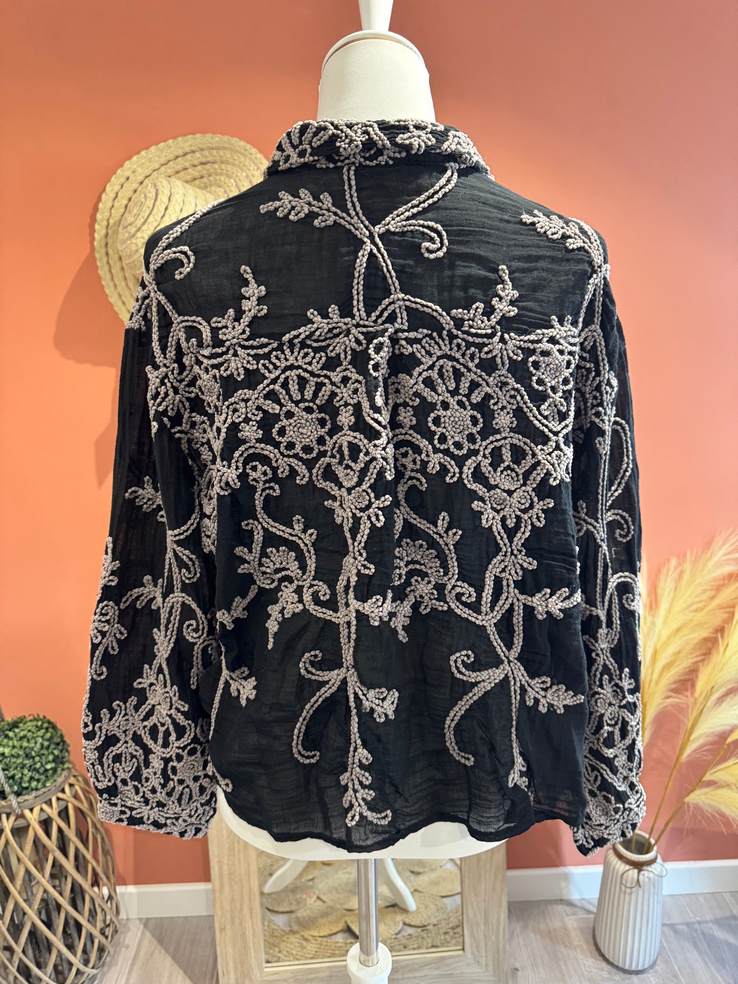 CHEMISE NOIRE SANDY A BRODERIES