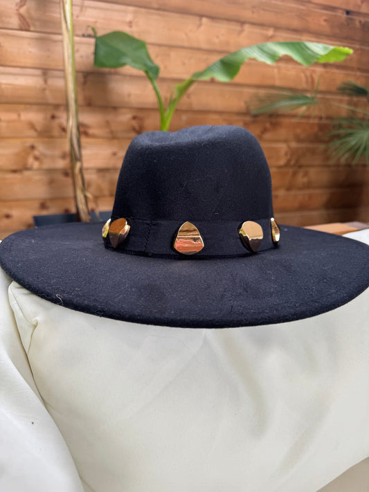 CHAPEAU "DAKOTA"  NOIR A CLOUS DORE