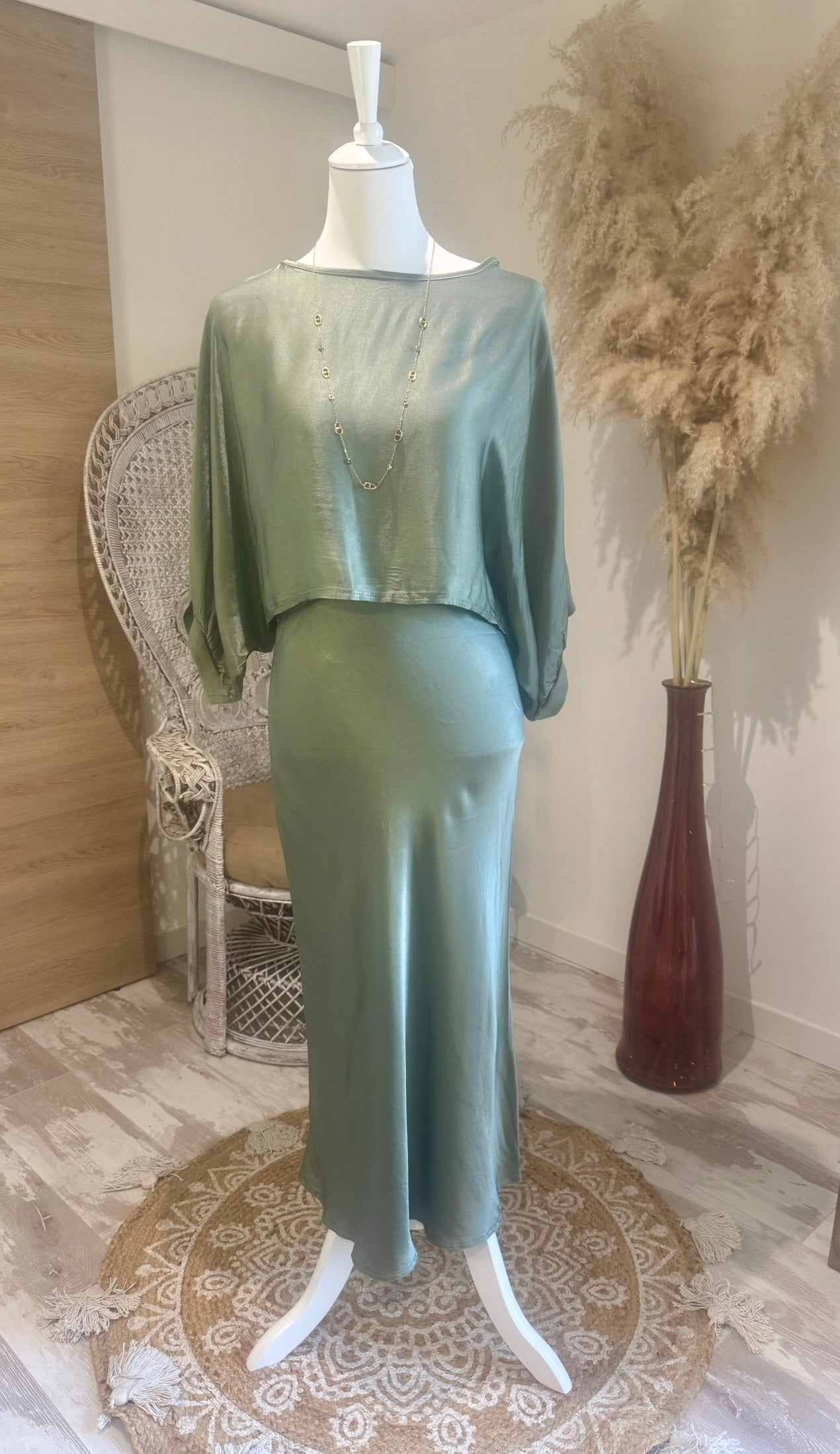 ENSEMBE VERT " MILLE ET UNE NUIT" JUPE + BLOUSE SATINEE