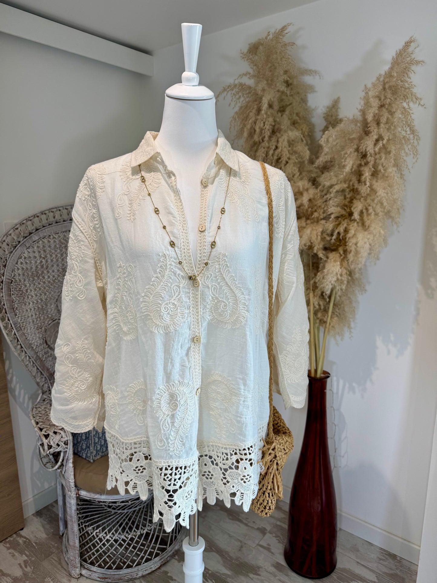 CHEMISIER "COACHELLA" BEIGE AVEC BRODERIES ET EFFET DENTELLE SUR LE BAS