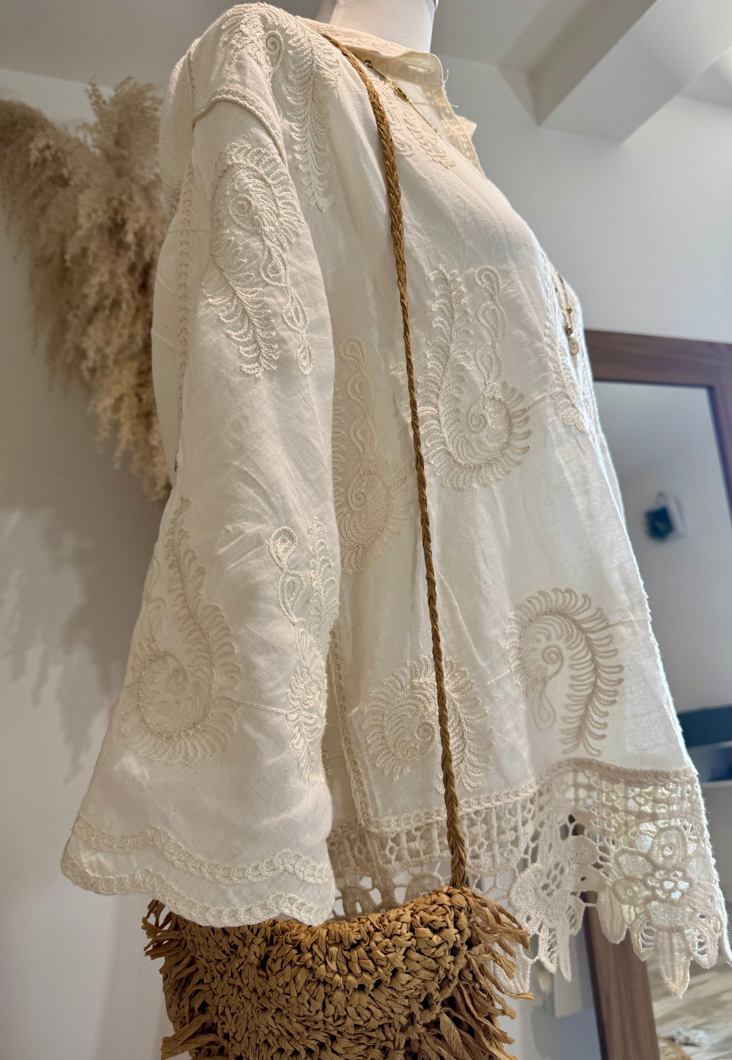 CHEMISIER "COACHELLA" BEIGE AVEC BRODERIES ET EFFET DENTELLE SUR LE BAS