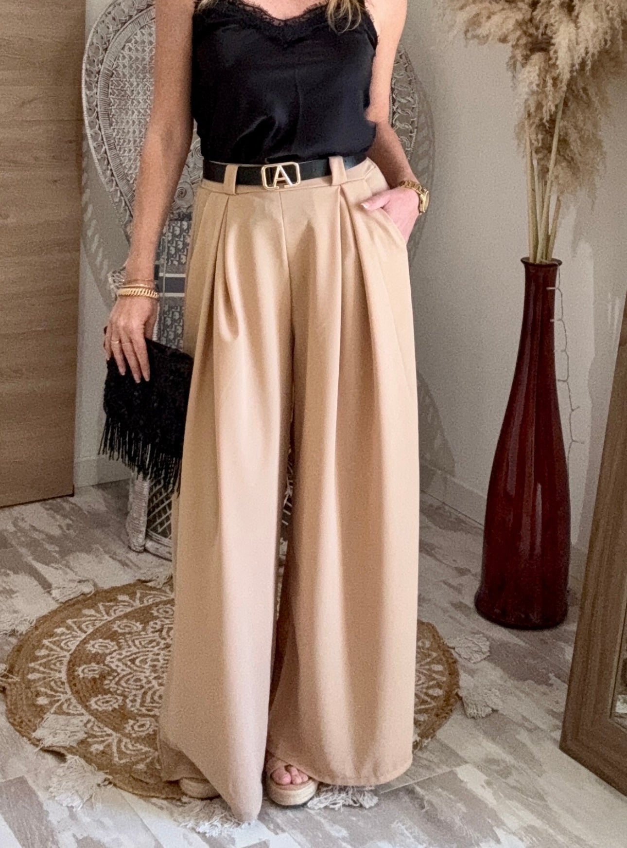 PANTALON "DARLING BEIGE " FLUIDE AVEC CEINTURE NOIRE A BOUCLE DORE