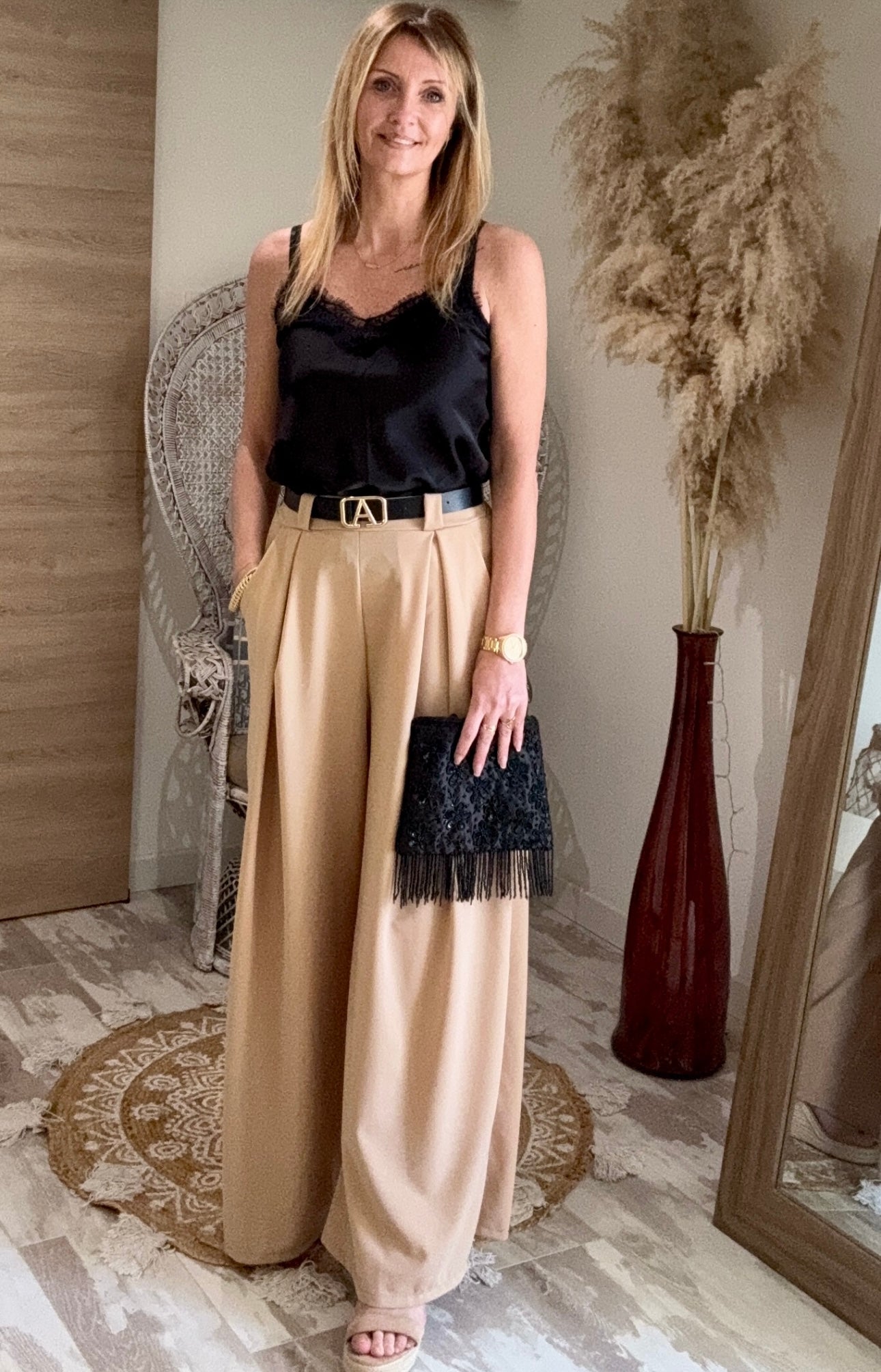 PANTALON "DARLING BEIGE " FLUIDE AVEC CEINTURE NOIRE A BOUCLE DORE