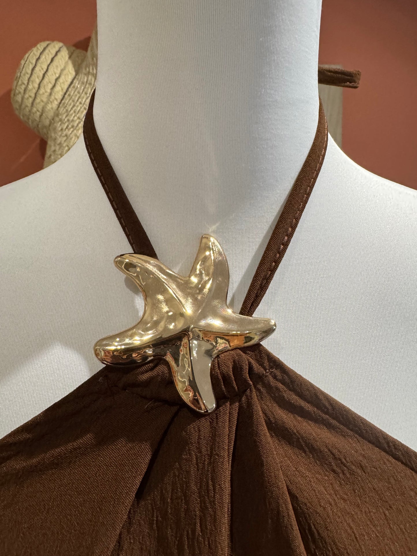 ROBE LONGUE "ETOILE DE MER" MARRON AVEC BIJOU DORE