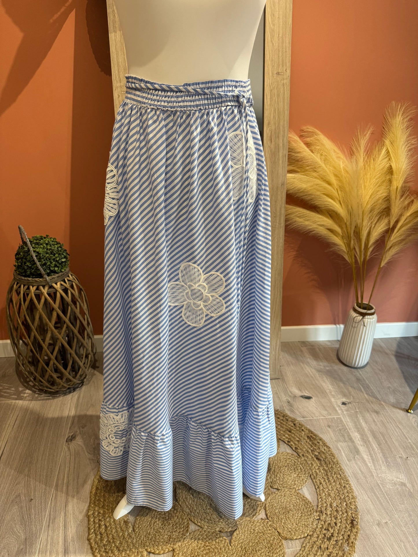 JUPE LONGUE "FLORA" RAYE BLEUE ET BLANCHE A FLEUR BRODE