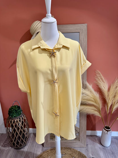 CHEMISE JAUNE OVERZIZE « MAJOLI » MANCHES COURTES ET BROCHES ÉTOILES DE MER