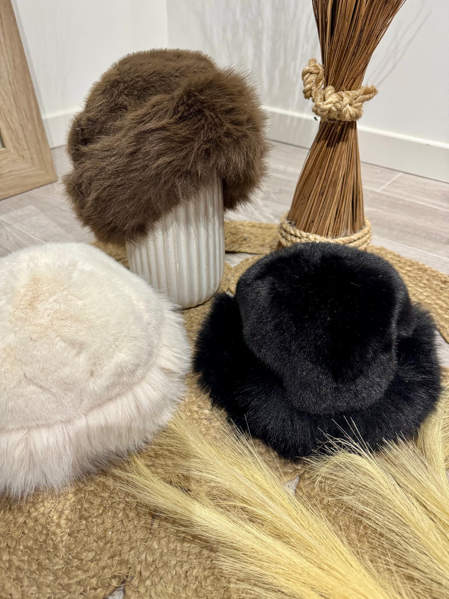 Toque ANASATSIA blanche en fausse fourrure