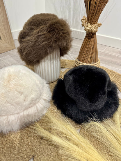 Toque ANASATSIA blanche en fausse fourrure