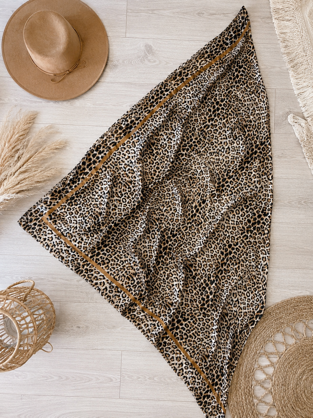 Foulard LÉOPARD satiné