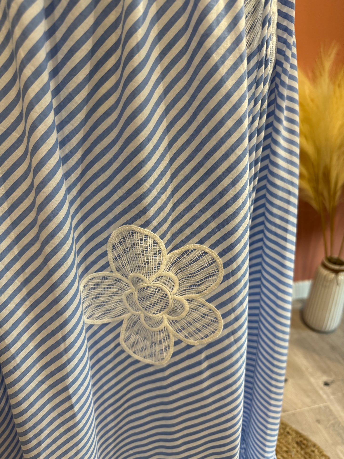 JUPE LONGUE "FLORA" RAYE BLEUE ET BLANCHE A FLEUR BRODE