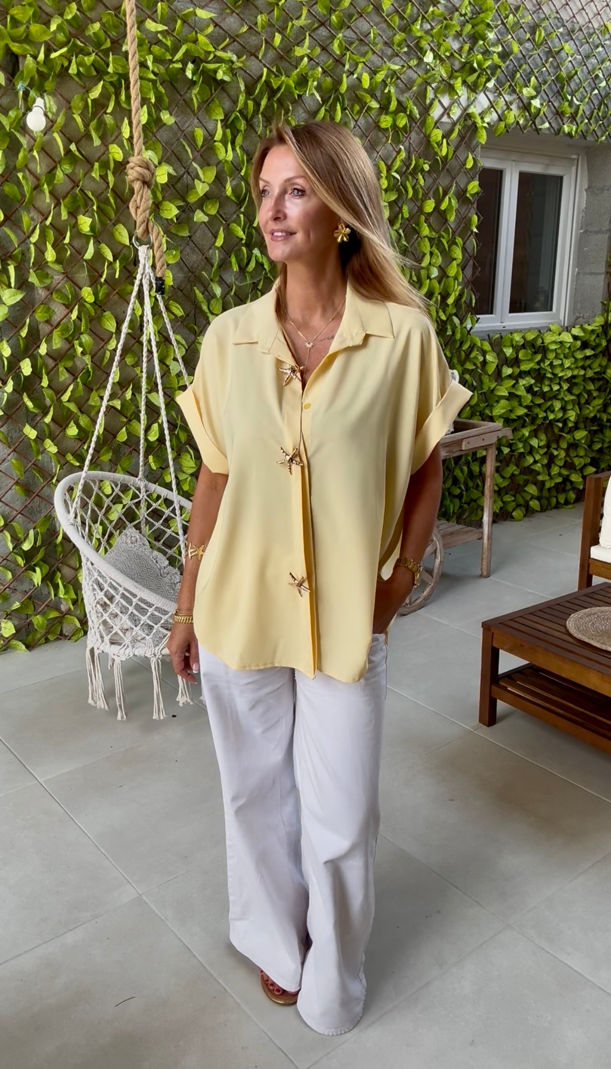 CHEMISE JAUNE OVERZIZE « MAJOLI » MANCHES COURTES ET BROCHES ÉTOILES DE MER