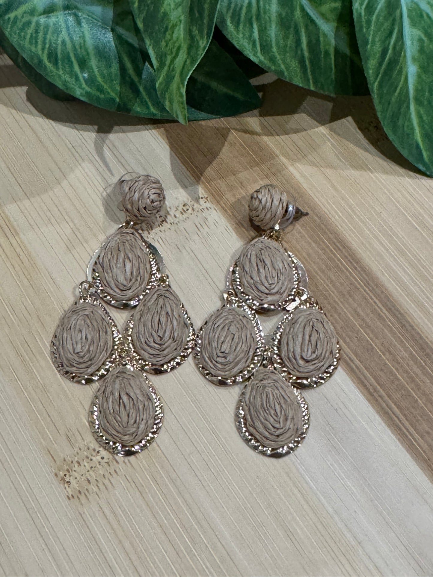 Boucles d oreilles YASMINE taupe et doré