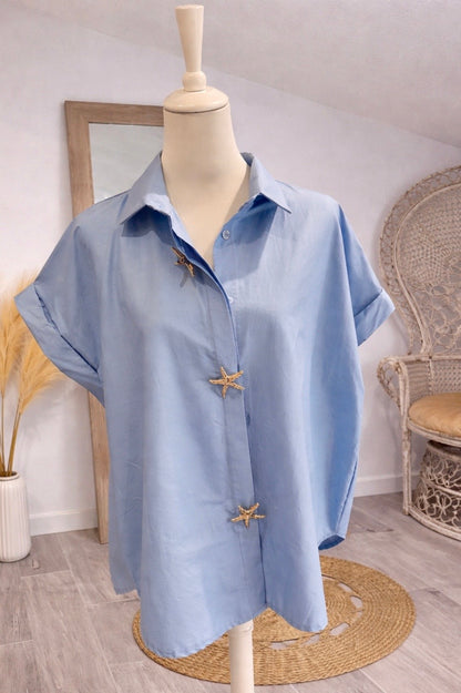 CHEMISE BLEUE OVERSIZE « MAJOLI » MANCHES COURTES ET BROCHES ÉTOILE DE MER