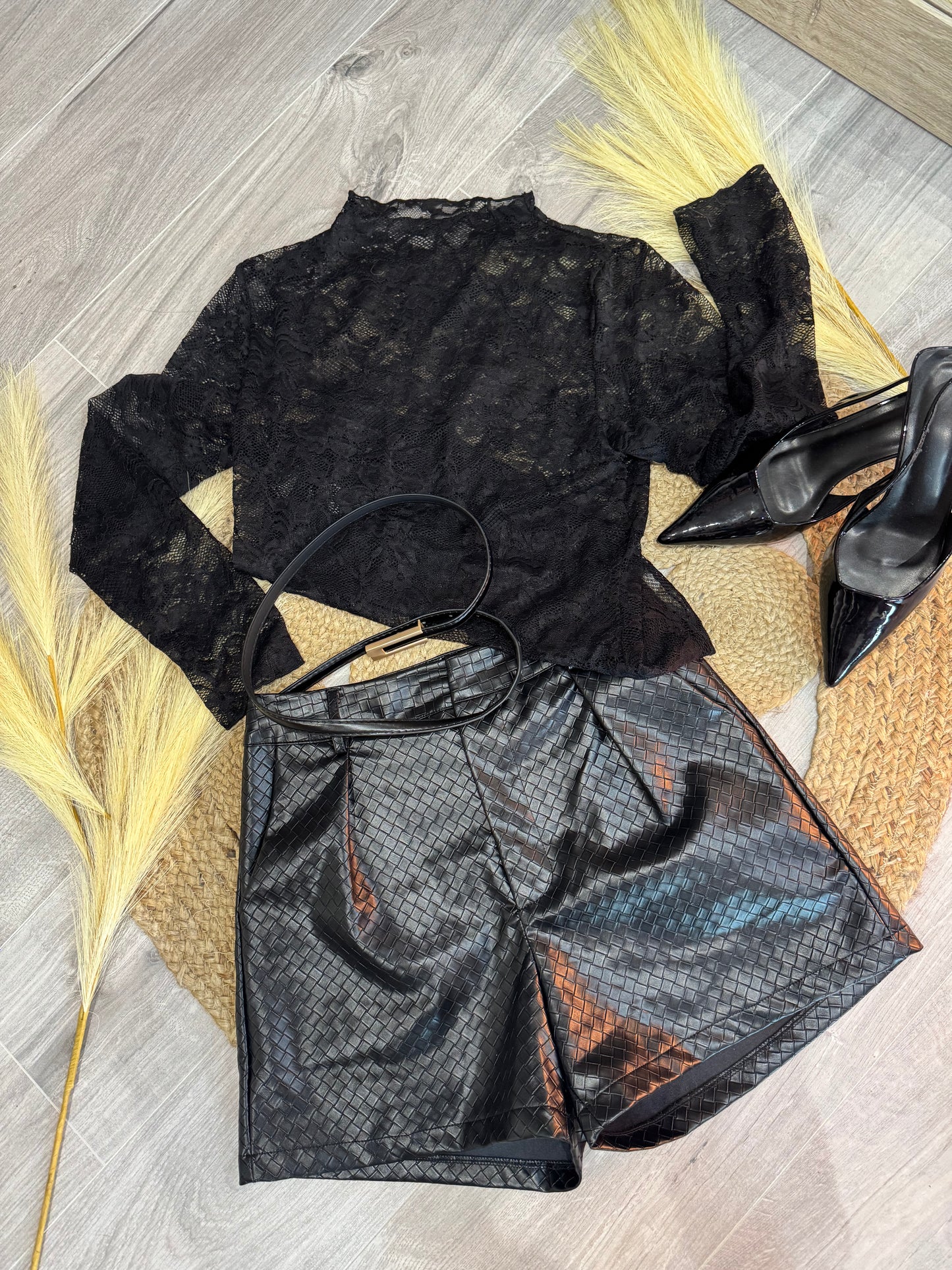 Short NÉO en simili cuir noir