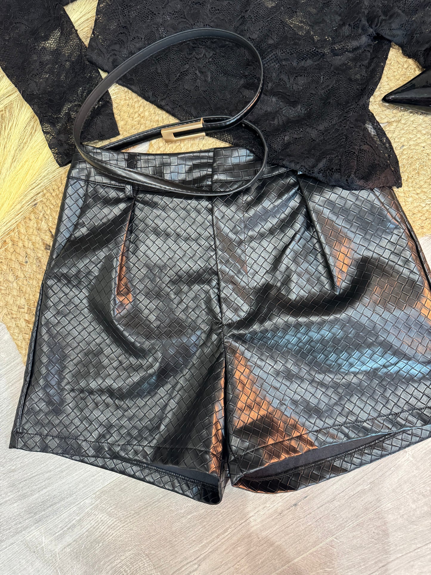 Short NÉO en simili cuir noir