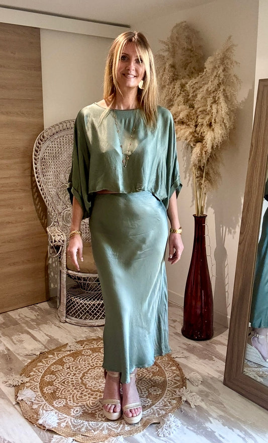 ENSEMBE  VERT " MILLE ET UNE NUIT" JUPE + BLOUSE SATINEE